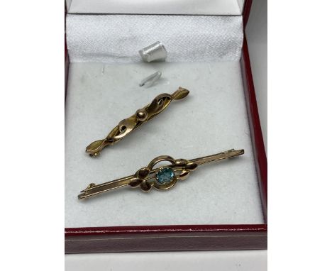 TWO VINTAGE MARKED 9 CARAT GOLD BROOCHES TO INCLUDE ONE WITH A BLUE STONE 