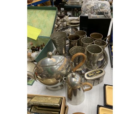 A MIXED LOT TO INCLUDE A VINTAGE TEAPOT AND JUG, A DISTRICT BANK LIMITED MONEY HOLDER, EIGHT CUPS, TWO TANKERS ETC 
