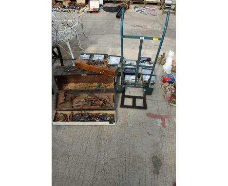 A METAL SACK TRUCK AND A WOODEN JOINERS CHEST CONTAINING VARIOUS VINTAGE HAND TOOLS ETC 