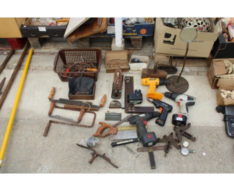 AN ASSORTMENT OF HAND TOOLS TO INCLUDE A RECORD WOOD PLANE, BATTERY DRILLS AND DRILL BITS ETC 