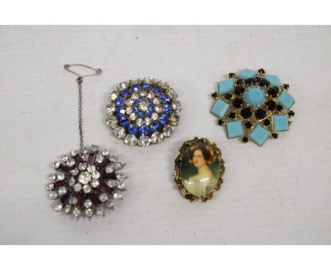 FOUR VARIOUS VINTAGE BROOCHES 