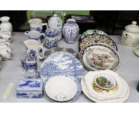 A MIXED LOT TO INCLUDE COLLECTABLE PLATES, THREE JUG TO INCLUDE WILLOW, A MINITURE TEAPOT, A CERAMIC ORIENTAL TRINKET BOX, A 