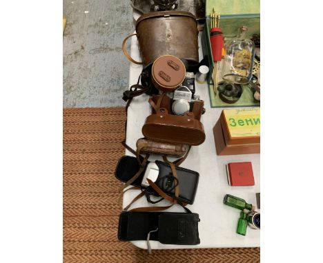 A MIXED LOT OF VINTAGE CAMERAS IN CARRY CASES TO INCLUDE PENTAX, LENITH, KODAK ETC 