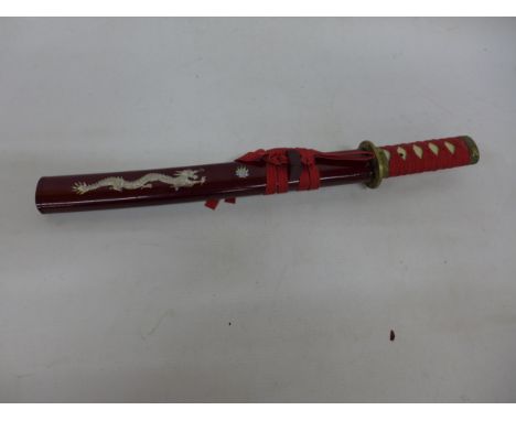 A 20TH CENTURY JAPANESE TANTO KNIFE AND SCABBARD, 30CM BLADE 