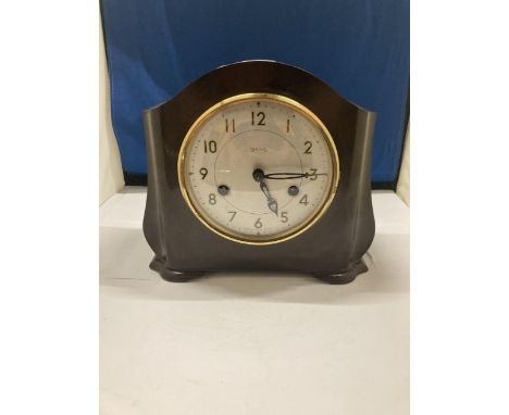 A VINTAGE BAKELITE CASED SMITH'S MANTLE CLOCK COMPLETE WITH KEY AND PENDULUM 