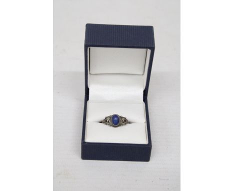 A VINTAGE LAPIS LAZULI CABACHON RING, SIZE M, BOXED 