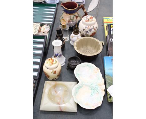 A QUANTITY OF COLLECTABLES TO INCLUDE A VINTAGE ONYX ASHTRAY, A VICTORIAN PEWTER SALT DIP, A VINTAGE PERFUME BOTTLE WITH ENAM