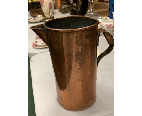 A VINTAGE SOLID COPPER PITCHER, HEIGHT 27CM 