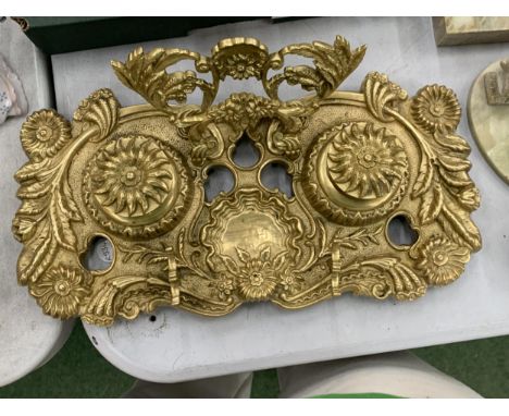 A HEAVY VINTAGE BRASS INKWELL WITH ORNATE DECORATION 