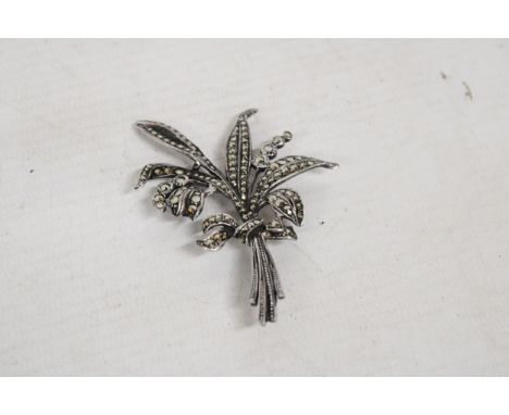A VINTAGE 925 SILVER MARCASITE BROOCH 