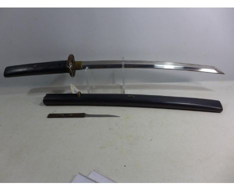 A JAPANESE WAKIZASHI SWORD AND SCABBARD, 42CM BLADE, SCABBARD WITH A KODZUKA 