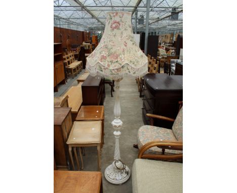 A WHITE AND GOLD PAINTED STANDARD LAMP WITH SHADE 