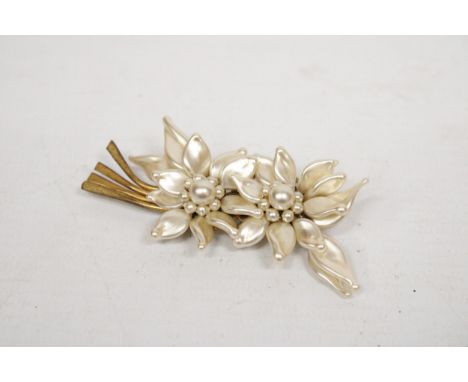 A VINTAGE PEARL FLOWER DESIGN BROOCH 
