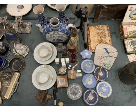 A MIXED LOT OF COLLECTABLES TO INCLUDE A COLLECTION OF WEDGWOOD, A MINIATURE VINTAGE SWIVEL PERPETUAL CALENDAR, A TRIPOD ETC 