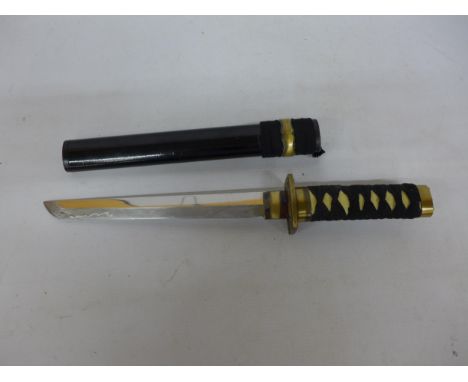 A 20TH CENTURY JAPANESE TANTO KNIFE AND SCABBARD, 23CM BLADE 