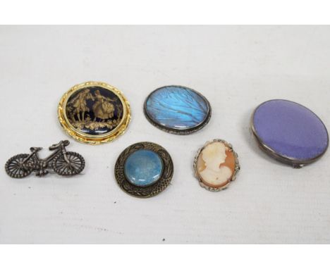SIX VARIOUS VINTAGE BROOCHES 