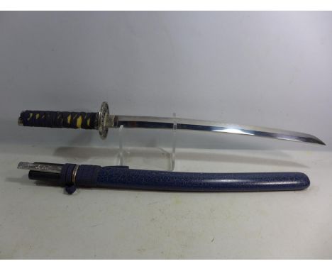 A JAPANESE WAKIZASHI SWORD AND SCABBARD, 42CM BLADE, SCABBARD WITH A KODZUKA 