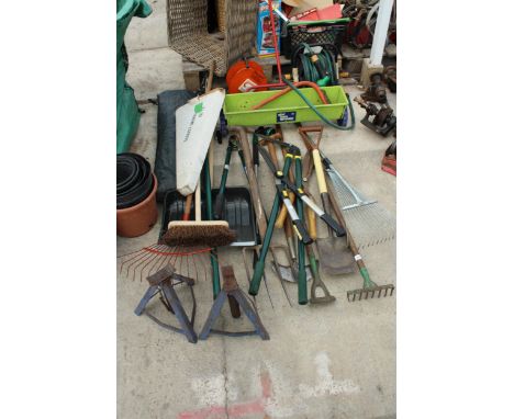 AN ASSORTMENT OF GARDEN TOOLS TO INCLUDE SHEARS, RAKES AND A PAIR OF AXLE STANDS ETC 