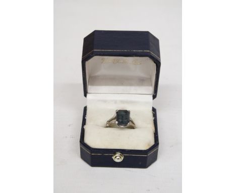 A MARKED SILVER RING WITH BLUE STONE IN A PRESENTATION BOX 