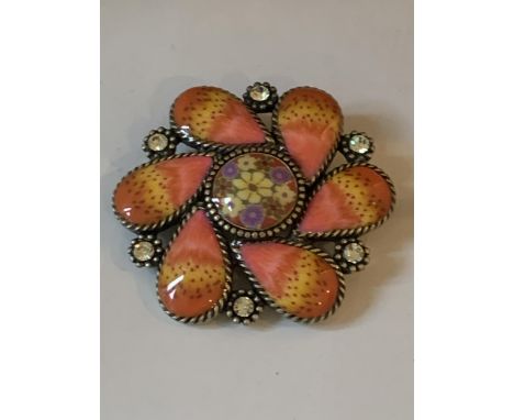A VINTAGE CORAL BROOCH 