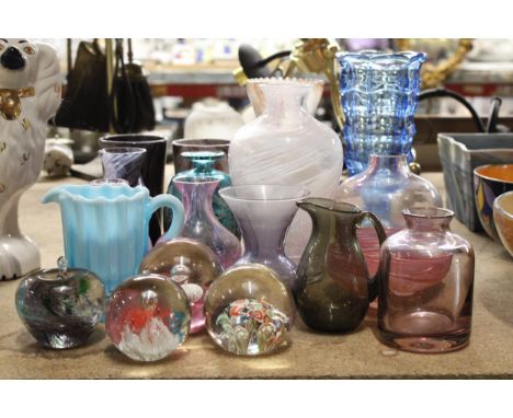 A QUANTITY OF GLASSWARE TO INCLUDE PAPERWEIGHTS, VASELINE GLASS, CAITHNESS VASE, MEDINA BLUE CRIZZLE MALTESE BLUE AND YELLOW 