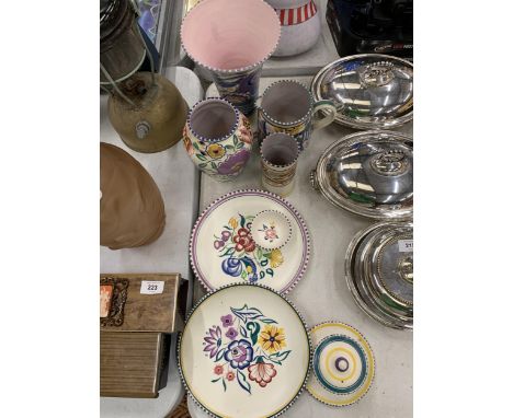 NINE PIECES OF POOLE POTTERY TO INCLUDE VASES, A JUG, PLATES AND A TRINKET POT 