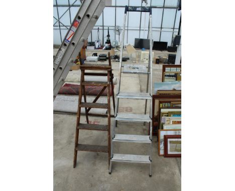 AN ALUMINIUM FOUR RUNG STEP LADDER AND A FURTHER VINTAGE WOODEN STEP LADDER 