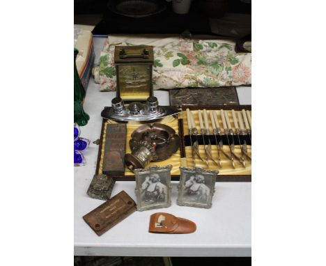 A MIXED LOT TO INCLUDE A VINTAGE METAMEC QUARTZ CARRIAGE CLOCK EMBEDDED ONYX LAYERS, A TIBETAN BUDDHIST HAND SPINNING PRAYER 