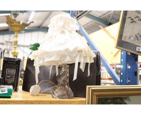 A VINTAGE TABLE LAMP WITH TWISTED GLASS BASE AND SHADE PLUS A VINTAGE BRIEFCASE 