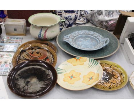 A QUANTITY OF STUDIO POTTERY PLATES TO INCLUDE FOUR POOLE POTTERY, A VERY LARGE MOTTLED BLUE CHARGER WITH SIGNATURE TO THE BA