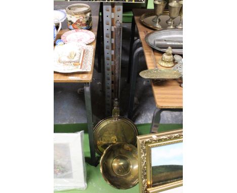 A VINTAGE COPPER BED PAN AND A COPPER BOWL 