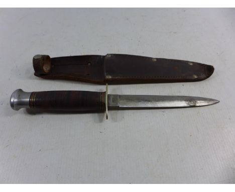 A VINTAGE STILETTO KNIFE AND SCABBARD, 14.5CM BLADE, LENGTH 26.5CM 