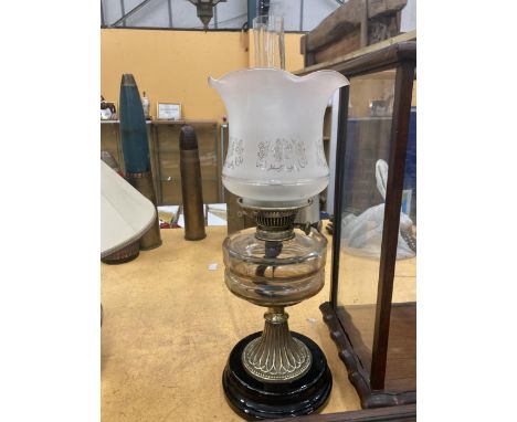 A VINTAGE BRASS OIL LAMP WITH GLASS RESERVOIR, OPAQUE ETCHED GLASS SHADE AND FUNNEL, HEIGHT APPROX 54CM 