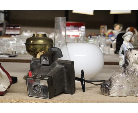 A VINTAGE POLAROID SUPER SWINGER CAMERA PLUS A BRASS OIL LAMP WITH A FURTHER GLASS LAMP SHADE 