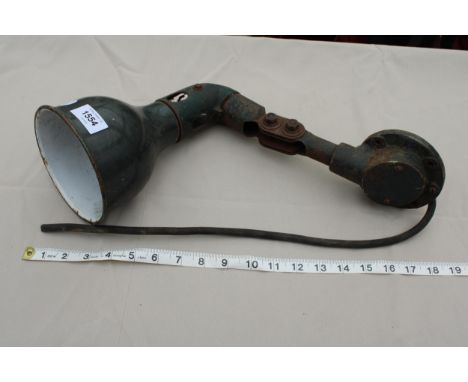 A VINTAGE ADJUSTABLE WALL MOUNTED ANGLE POISE LAMP 