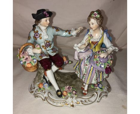 20TH CENTURY SITZENDORF PORCELAIN FIGURE GROUP IN 18TH CENTURY STYLE OF A SEATED COUPLE WITH BASKET OF FLOWERS 15CM H APPROX