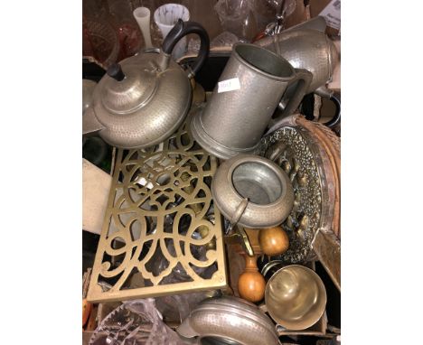 BOX OF ASSORTED METALWARES INCLUDING BRASS TRIVET, BELLOWS, PEWTER TEAPOT, TANKARD, BUTTER PAT, ETC