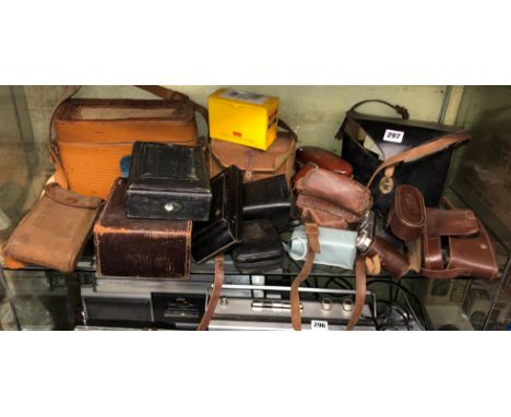 SELECTION OF VINTAGE BOX AND VESTA CAMERAS, BROWNIES AND KODAK, ETC.
