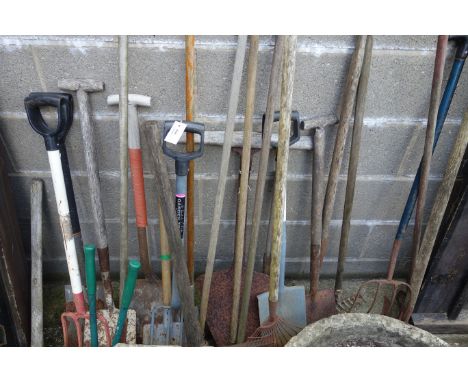 Quantity of garden tools including forks, spades and rakes etc. Condition Report Click here for further images, condition, au