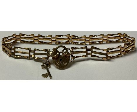 A 9ct gold gate link bracelet, the love heart clasp with key charm, marked 375, 3.9g 