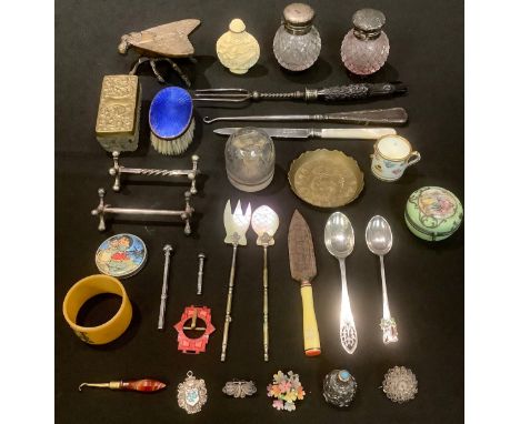 Boxes and Objects - a silver propelling pencil, Chester 1897; another, Birmingham 1893; a silver hafted button hook, Birmingh