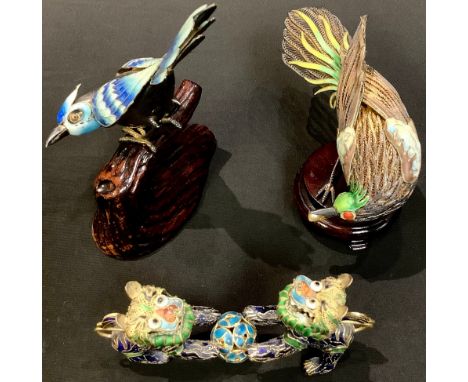 A Chinese parcel filigree and cloisonne enamel bird, holding a pearl, wooden stand, 12cm long;  another;  a gilt metal and en