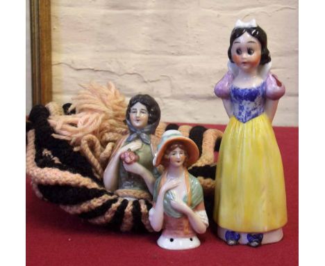 Continental Walt Disney Snow White spill vase figure and two pin dolls. Condition report: see terms and conditions.