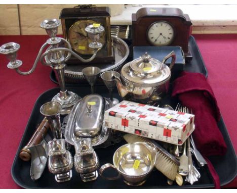 Edwardian mantel clock, metamec clock, misc. plated items and snooker cue clamper. Condition report: see terms and conditions