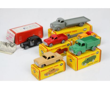 Five boxed Dinky Dublo diecast models to include No.066 Bedford Flat Truck in grey, No.064 Austin Lorry in green, No.065 Morr