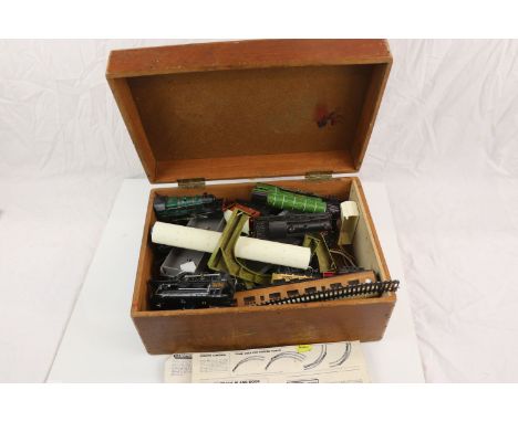 Quantity of OO gauge model railway to include 4 x locomotives featuring Hornby R850 Flying Scotsman, Wrenn LMS 0-6-2 2385, pl