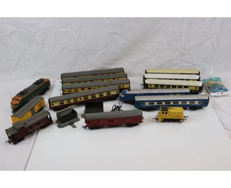 Collection of Triang OO gauge model railway to include 10 x items of rolling stock, 2 x locomotives and Royal Mail set, plus 