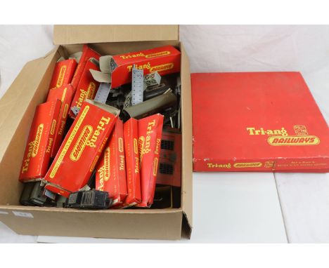 Quantity of Triang OO gauge model railway to include boxed R161 operating Hopper Car Set, boxed track, unboxed track, rolling