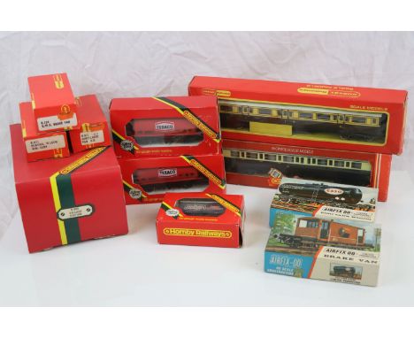 11 Boxed OO gauge items to include Hornby R002 Village Station, R26, R231, R105, R022, R011, R124, R231 &amp; R456, and 2 x A