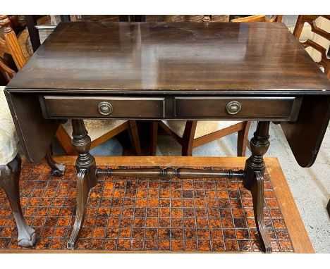 A drop sided sofa table on down swept legs (H74cm W86cm D50cm) 